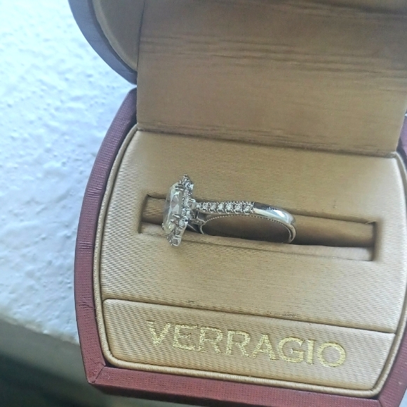 ENGAGEMENT RING - Picture 3 of 3